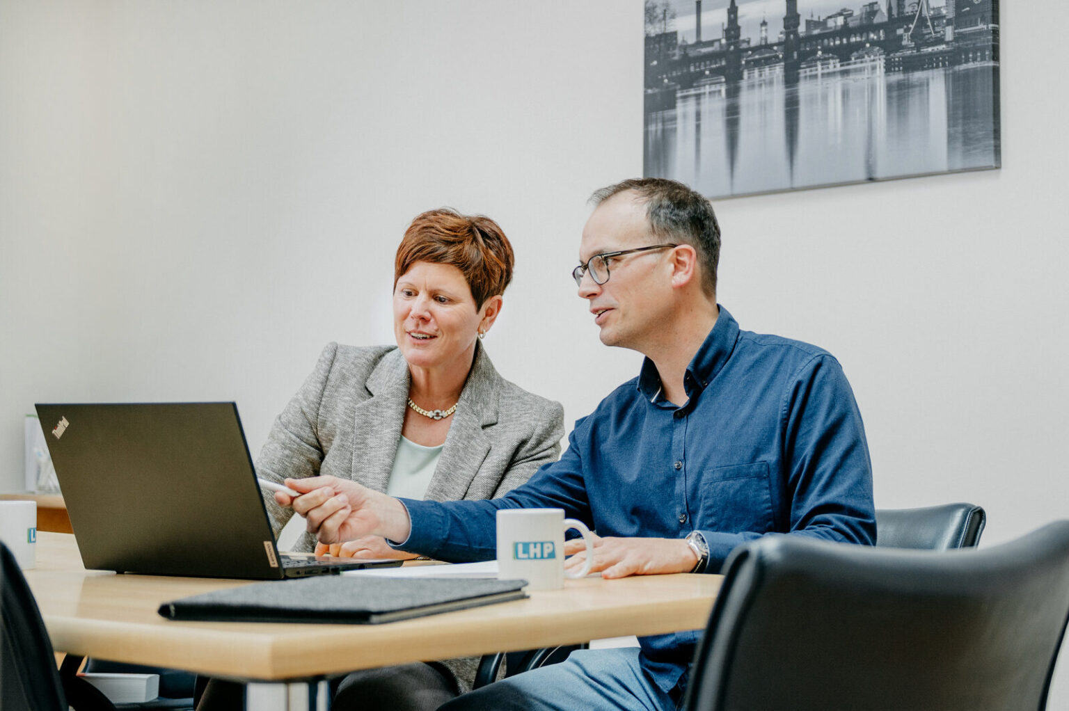 Bettina Wolfarth und Florian Hahn gemeinsam am Laptop