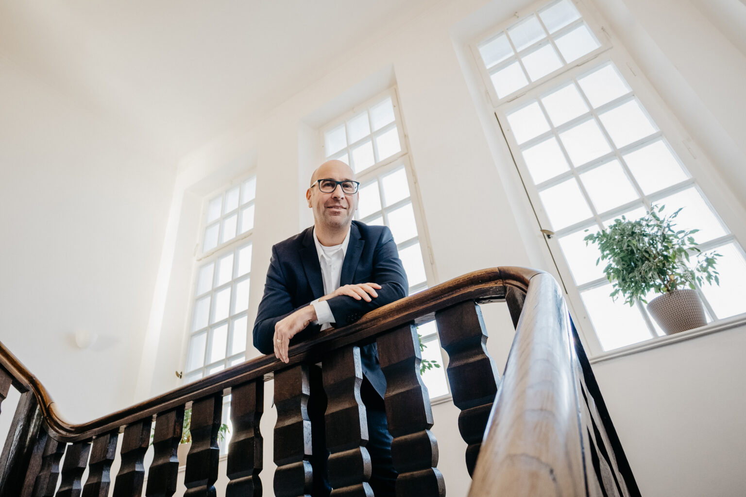 Martin Auer, Standortleitung Ansbach, im Treppenhaus